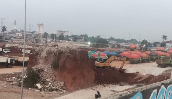 Rumah masih berdiri di tengah proyek Tol Cijago viral di media sosial sudah dirubuhkan. (Foto MPI).