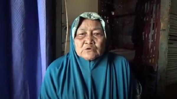 Nenek Legini tinggal dengan suami dan cucunya di rumah reot (Foto: iNews/Rizki Fauzan)