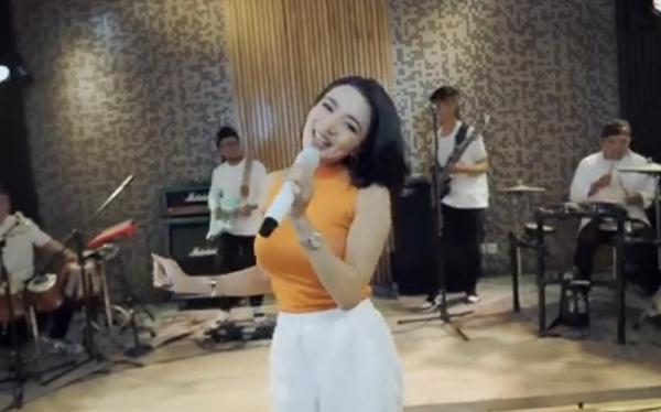 Lagu Shopee Aa yang dibawakan Wika Salim mendapat pujian positif dari warganet. (Foto: YouTube Wika Salim)
