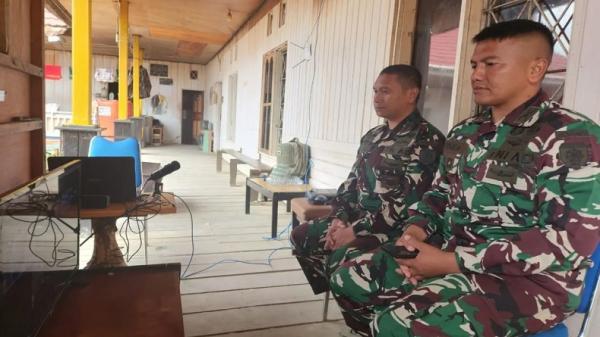 2 Mahasiswa Unjani dari Yonif PR 330/Tri Dharma 1 2 Mahasiswa Unjani dari Yonif PR 330/Tri Dharma Wisuda di Markas OPM (Foto: Dok Penkostrad)