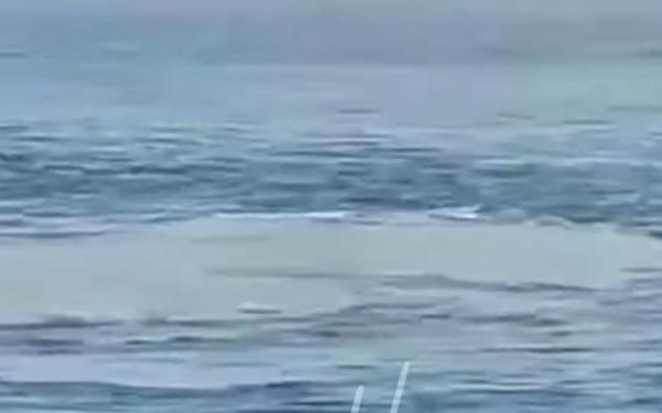 Kapal Laut Memutar Di Selat Bali 2