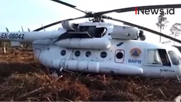 Helikopter BNPB mendarat darurat di lahan gambut Kelurahan Mendawai Seberang, Kabupaten Kotawaringin Barat, Provinsi Kalimantan Tengah, Rabu (26/7/2023). (Foto: iNews/Sigit Dzakwan)
