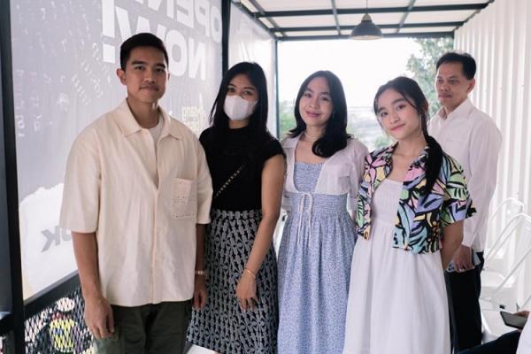 Kaesang, Erina, dan DeVFias Founder Sang Pisang Kaesang Pangarep dan istrinya Erina Gudono beserta Arvia Reihanna dan Safia Malia Diansyah (DeVFias). (Foto: dok DeVFias)