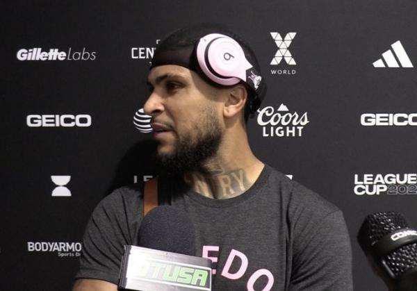 Pemain Inter Miami, DeAndre Yedlin, mengenakan headphone pemberian Lionel Messi