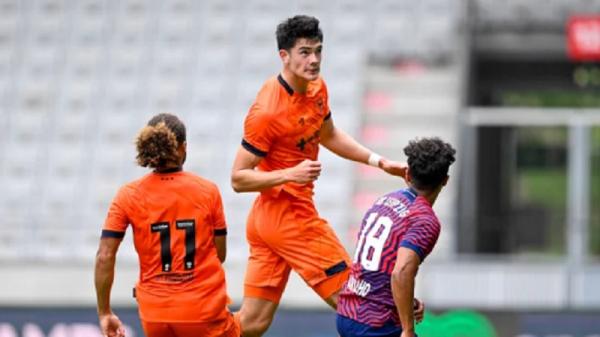 Elkan Baggott Bek Timnas Indonesia Elkan Baggott main penuh saat klubnya Ipswich Town jumpa RB Leipzig pada laga uji coba. (Foto: Ipswich Town)
