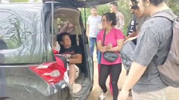 Gerebek eks Kampung Narkoba, Polisi Tangkap 9 Orang Pesta Sabu, Lainnya Terjun ke Sungai (Foto: iNews/Azhari Sultan)