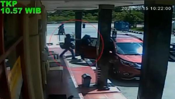 Perampokan Nasabah Bank Pekanbaru Rekaman CCTV perampokan nasabah bank di SPBU Jalan Air Hitam, Pekanbaru. (Foto: Indra Yosserizal)