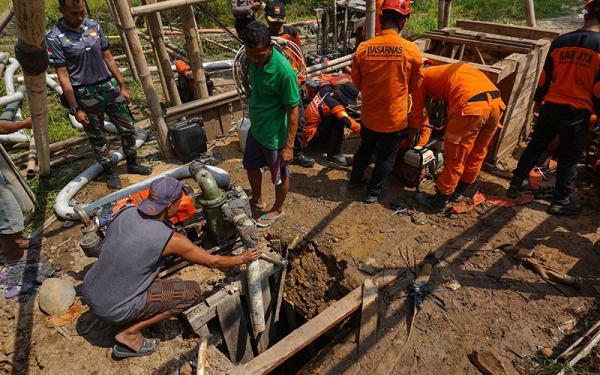 Evakuasi 8 Penambang Emas di Banyumas (Foto: Antara) Evakuasi 8 Penambang Emas di Banyumas (Foto: Antara)