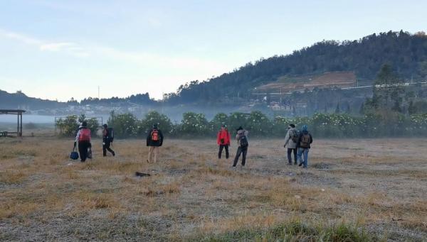 Fenomena embun es di Dieng 2 Kemunculan embun es di dataran tinggi Dieng menjadi daya tarik tersendiri bagi wisatawan. (Foto: Elis Novit/iNews)