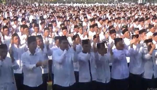 Sebanyak 100.113 pelajar dan warga Jombang memecahkan rekor MURI membaca selawat tibbil qulub terbanyak dunia. (Mukhtar Bagus).