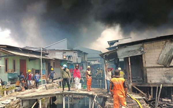 Kebakaran di Penjaringan Jakut, Puluhan Rumah Semi Permanen Ludes Dilalap Api