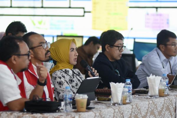 Direktur Utama Pertamina Nicke Widyawati 2 Direktur Utama Pertamina Nicke Widyawati didampingi Direktur Logistik & Infrastruktur Alfian Nasution dan Direktur Utama Pertamina Patra Niaga Riva Siahaan memberikan arahan kepada manajemen Pertamina Patra Niaga. (Foto: dok Pertamina)