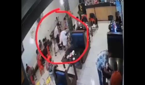 Tangkapan layar oknum dokter menampar balita di warung kopi di Makassar. (Foto: Syahrul Adyaksa)