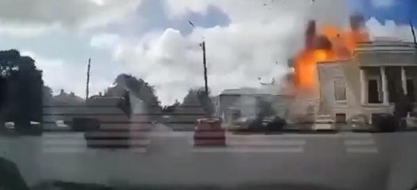 Serangan rudal S-200 Serangan rudal S-200 menghancurkan gedung di Rusia terekam kamera dasbor mobil(Foto: Twitter Igor Shusko)