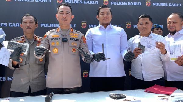 Kapolres Garut AKBP Rohman Yonky Dilatha memperlihatkan barang bukti kejahatan begal motor di Mapolres Garut, Senin (31/7/2023). (FOTO: FANI FERDIANSYAH)
