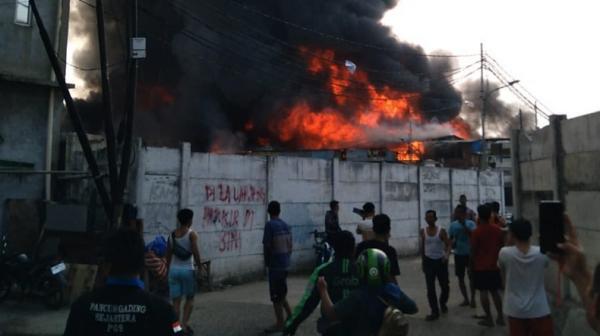 Kebakaran 400 Bangunan di Kapuk Muara, Api Diduga dari Pemanas Air