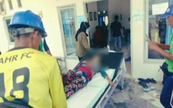Wnita inisial FD (38) yang diterkam buaya di Desa Air Hitam, Kendawangan, Ketapang, Kalimantan Barat dievakuasi ke klinik. (Foto: Ist)