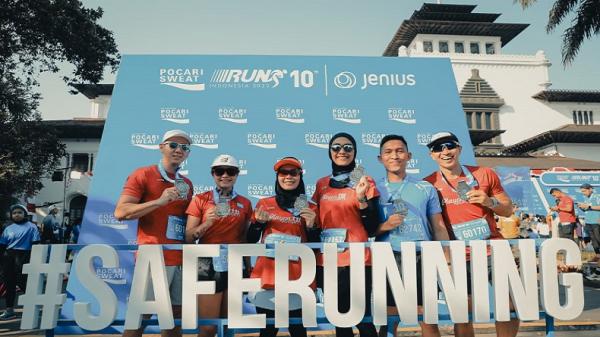 SITI ATIKOH MARATON1 Siti Atikoh Supriyanti (tengah), istri bacapres Partai Perindo, Ganjar Pranowo, saat finis di depan Gedung Sate. (FOTO: istimewa)