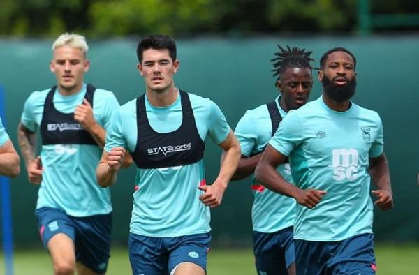 Elkan Baggott (kedua kiri) berlatih bersama Ipswich Town beberapa waktu lalu. (Foto: Instagram @elkanbaggott)