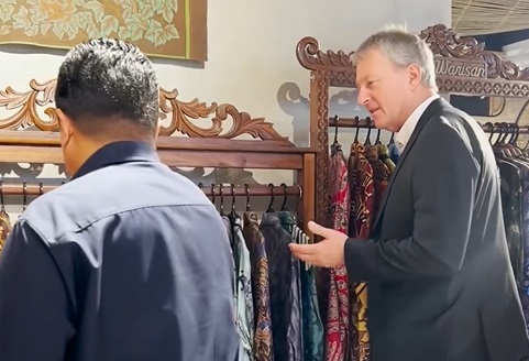 Ketua Umum PSSI Erick Thohir (kiri) membelikan Frank Wormuth batik di Sarinah, Jakarta, Selasa (1/8/2023). (Foto: Instagram @erickthohir)