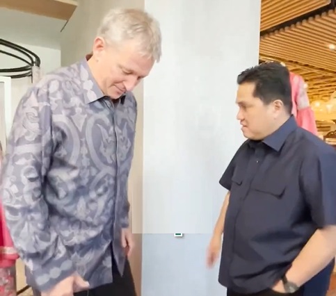 Frank Wormuth (kiri) menjajal batik yang dibelikan Ketua Umum Erick Thohir di Sarinah, Jakarta, Selasa (1/8/2023). (Foto: Instagram @erickthohir)