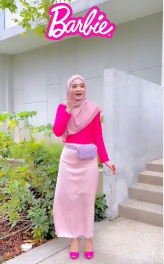 Inara Rusli bergaya ala barbie. (foto: instagram)