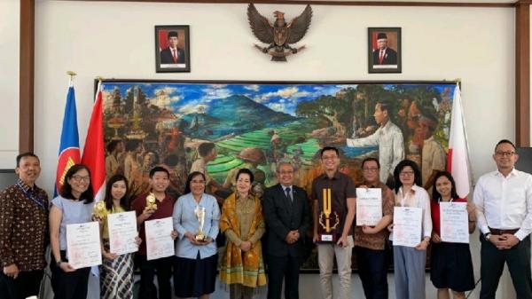 Dubes RI untuk Jepang Heri Akhmadi (tengah) saat menerima perwakilan paduan suara yang tampil gemilang di 5th TICC. (FOTO: ISTIMEWA)