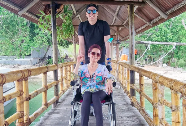 Screen Shot 2023 08 02 At 06 13 56 Bertrand Antolin dan sang ibunda.