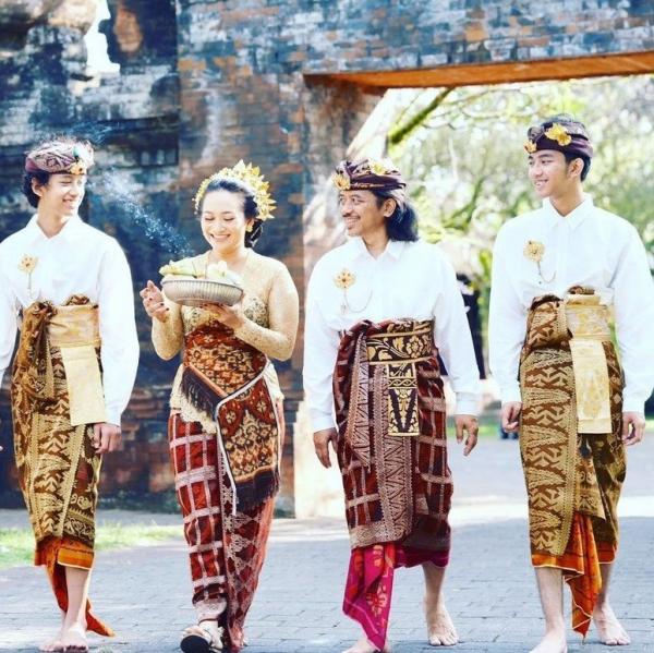 Potret artis rayakan Galungan. (Foto: instagram)