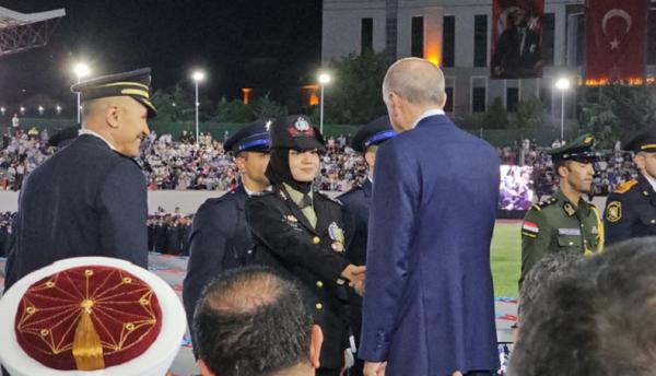 Polwan Polda Jawa Timur (Jatim), Briptu Tiara Nissa Zulbida disalami Presiden Turki Recep Tayyip Erdogan. (Foto dok Polri).