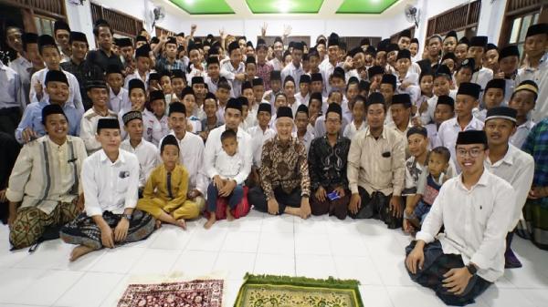 Ganjar Pranowo foto bersama para santri Ponpes Dar Al Tauhid Cirebon seusai berdialog. (FOTO: ISTIMEWA)