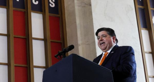 Gubernur Illinois JB Pritzker mengesahkan aturan yang mengizinkan WNA jadi polisi (Foto: Reuters)