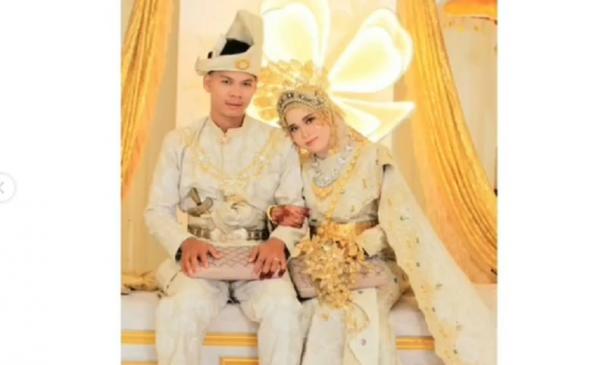 Tangkapan layar pemuda Malaysia duduk di pelaminan bersama gadis Madura. (Foto:Tiktk @Yinah_noi).