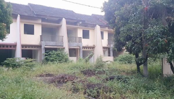 Puluhan rumah mewah tidak berpenghuni terbengkalai di Kawasan Industri Pulogadung, Cakung, Jakarta Timur.. (Foto MPI).