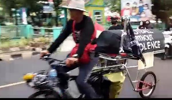Gowes ke Jakarta Miftahudin bersepeda sambil membawa keranda menuju Jakarta. (Avirista Midaada).