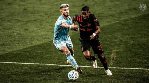 Aksi Jason Quang Vinh Pendant saat bermain untuk New York Red Bulls di MLS. (Foto: newyorkredbulls)