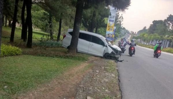 Mobil Tabrak Pohon di Sentul City, Diduga Pengemudi Mengantuk