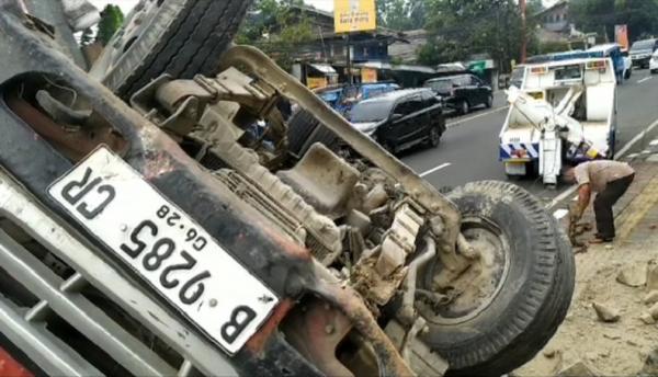 Truk Angkut Semen Kecelakaan Di Jalur Puncak Bogor, Diduga Akibat Rem Blong