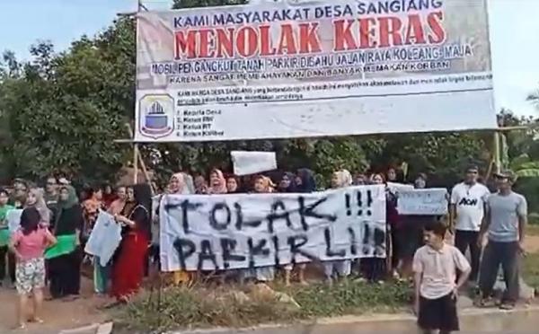 Aksi protes puluhan emak-emak di Desa Sangiang, Kecamatan Maja, Lebak, Banten. (Foto: Iskandar Nasution)