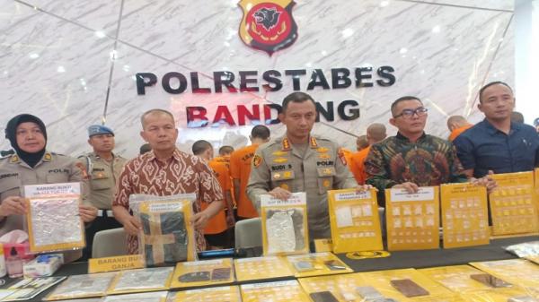 Kapolrestabes Bandung Kombes Pol Budi Sartono didamping Kasatresnarkoba AKBP Fauzan Syahrir menunjukkan barang bukti narkoba yang disita dari 18 tersangka. (FOTO: iNews.id/AGUS WARSUDI)