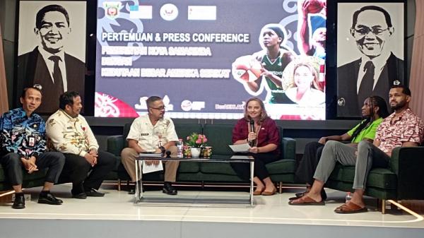 Kedatangan Stephen Howard dan Crystal Langhorne untuk mempromosikan olahraga bola basket di Kota Samarinda