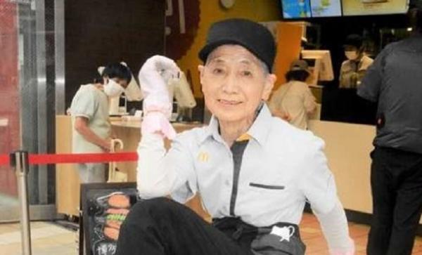 Bikin Takjub, Nenek 90 Tahun Ini Masih Bisa Kerja di Restoran 5 Hari Seminggu