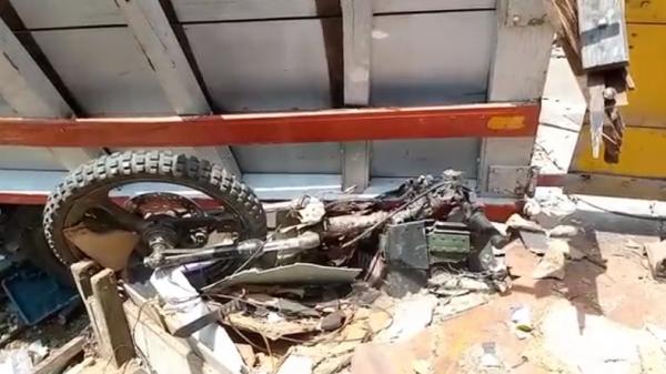 Sepeda motor ringsek terlindas truk di Barito Utara, Kalimantan Tengah, Sabtu (5/8/2023). (Foto: Faturohman).