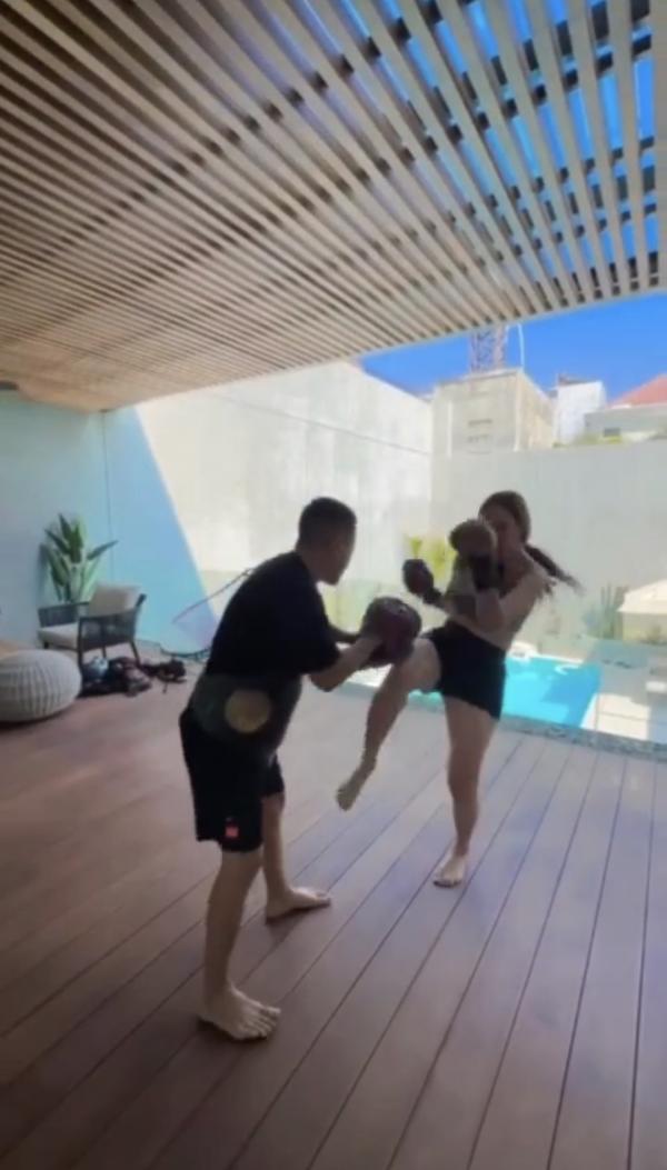 Potret Aura Kasih main tinge. (foto: Instagram)