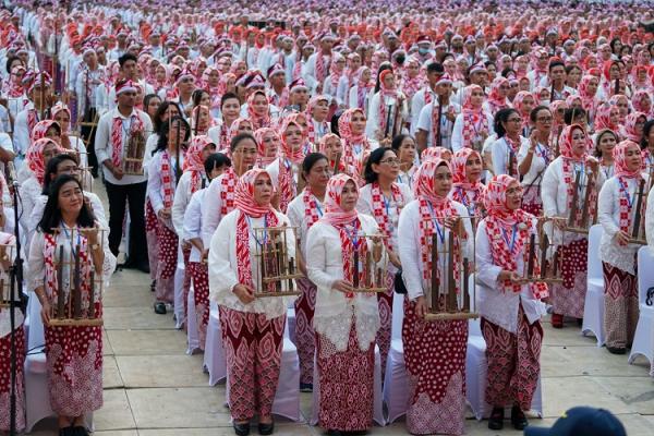 Indonesia pecahkan GWR melalui angklung Indonesia berhasil memecahkan Guinness World Records melalui pagelaran angklung terbesar di dunia yang diikuti oleh 15.110 peserta di Stadion Utama Gelora Bung Karno, Sabtu (5/8/2023). (Foto: dok Kemendikbudristek)