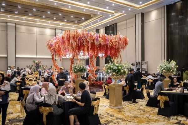 Menara Danareksa Dekor Pernikahan Pemasangan pergola megah di tengah ballroom memberikan sentuhan modern pada dekorasi Tradisional Minang. (Foto: dok Menara Danareksa)
