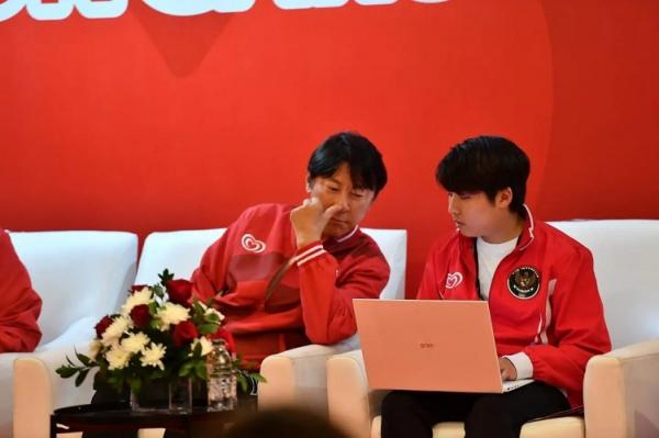 Jeong Seok-seo Jeje Jeong Seok-seo alias Jeje (kanan) harus selalu mendampingi Pelatih Timnas Indonesia Shin Tae-yong dalam setiap kegiatannya. (Foto: Instagram @Jeongseokseo)