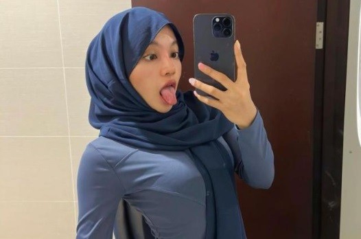 Oklin Fia Pose andalan Oklin Fia saat unggah foto di sosmed. (Foto: instagram)