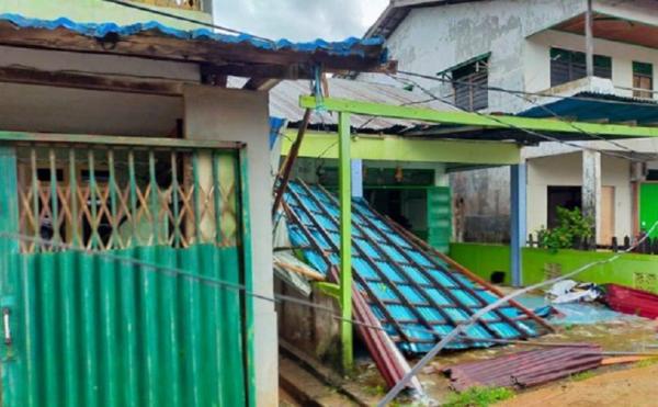 Dampak puting beliung yang melanda Mempawah, Senin (7/8/2023) sore. (Foto: @bang.midji)