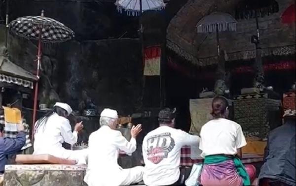 Upacara Guru Piduka di Pura Goa Raja. (Foto: Yunda Ariesta)